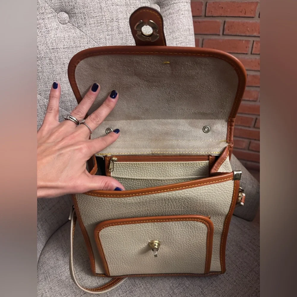 Vintage Dooney & Bourke all  weather leather  crossbody Bag🤩